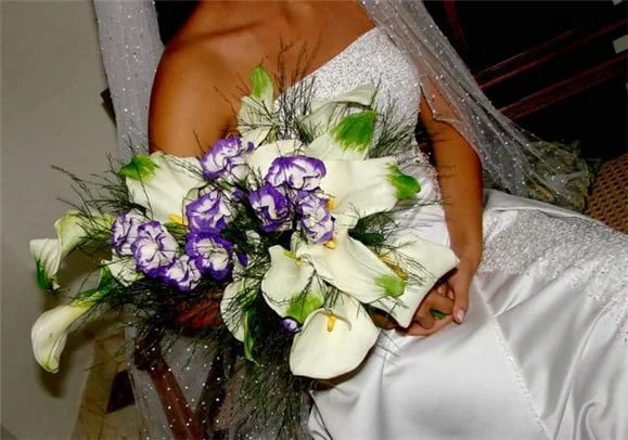 buquê de noiva branco e lilás - formato braçada