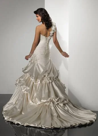 Vestido de noiva off white: flores e bordados
