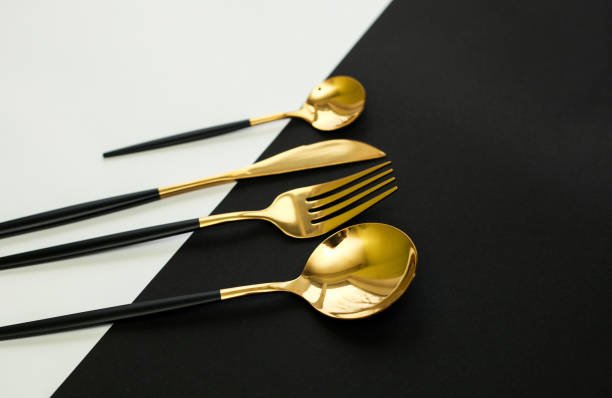Faqueiros para compor a mesa: cores e materiais diferentes