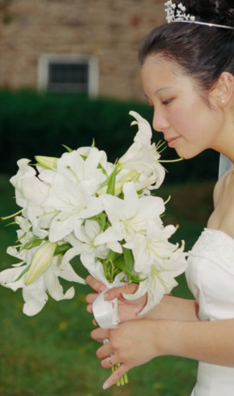 buquê de noiva feito com a flor Bougainville: delicado e elegante