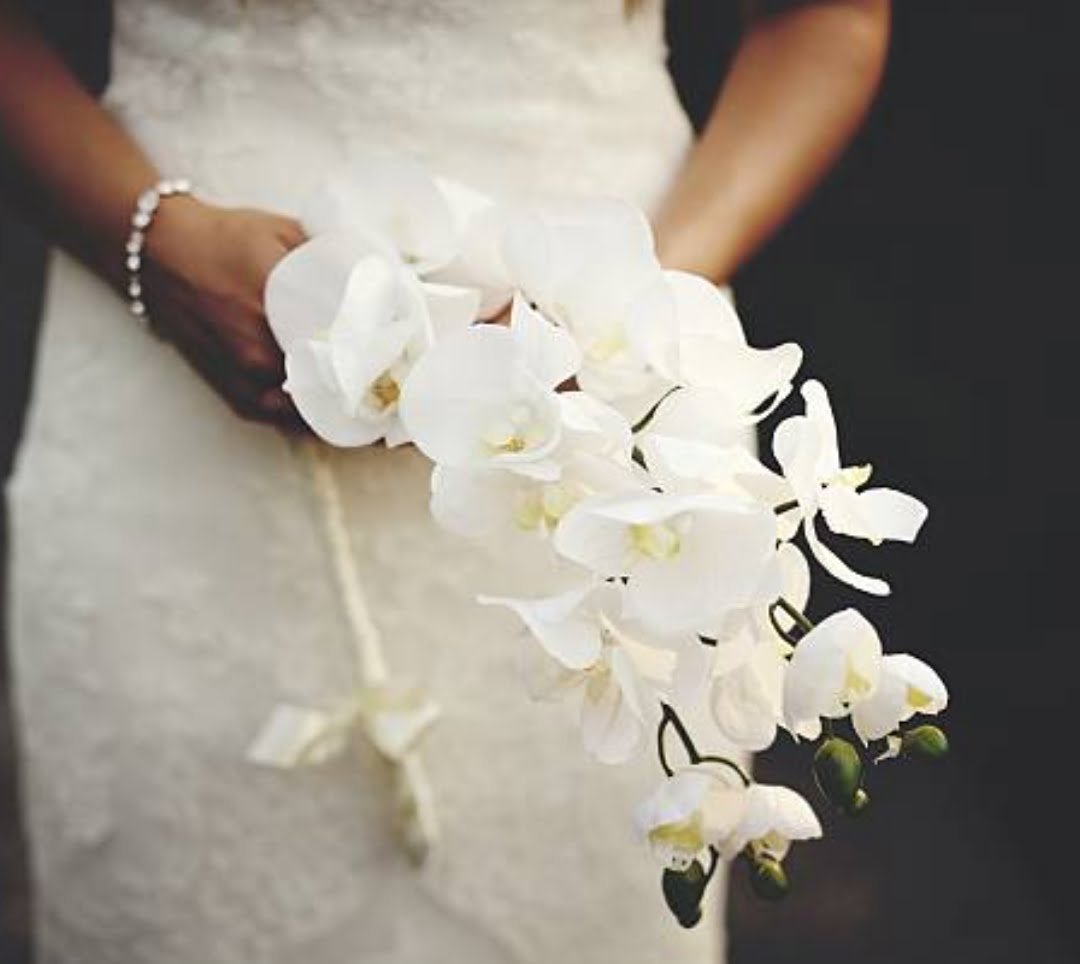 buquê de noiva feito com a flor Bougainville