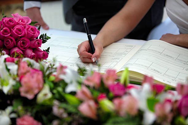 noiva e noivo assinando documentos para casamento civil