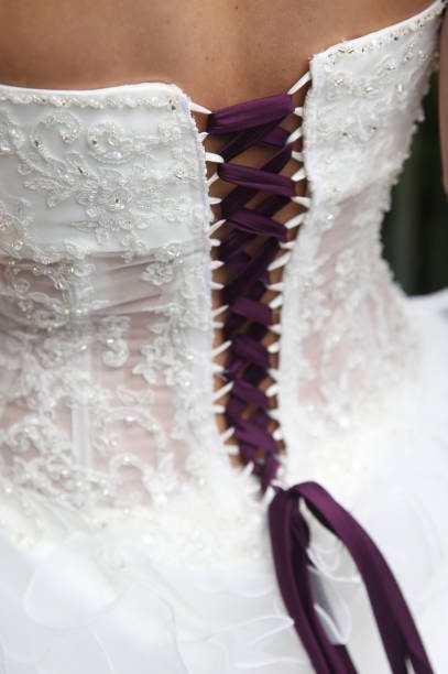 Vestido de noiva simples com detalhe marrom