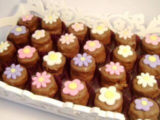 bandeja-com-paes-de-mel-decorados-da-divino-dolce