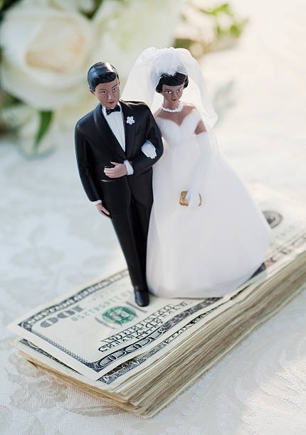 quem paga o casamento - noivos de biscuit sobre o dinheiro